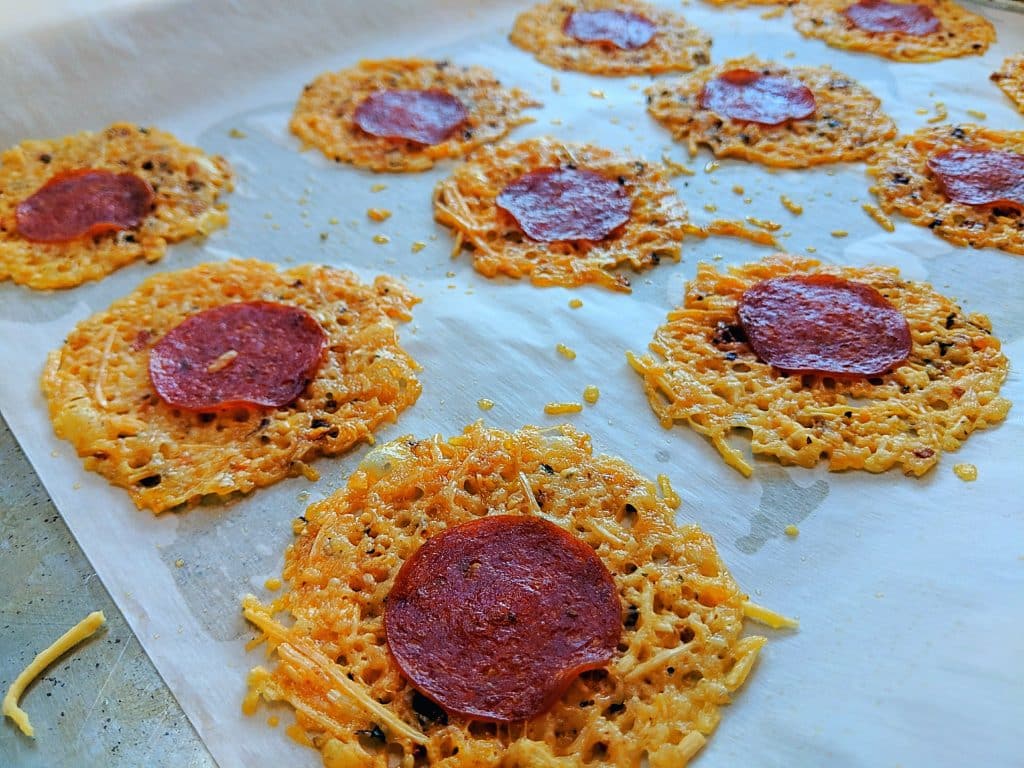 Keto Pepperoni pizza crisps