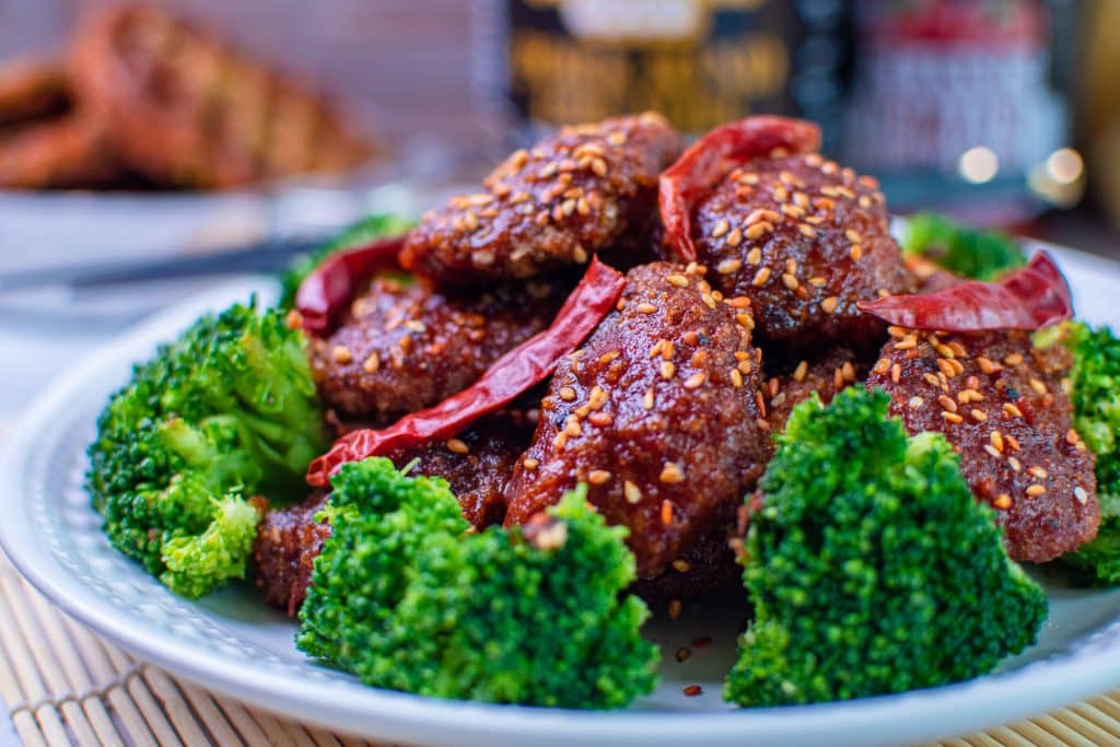 close up picture of low carb general tso chicken